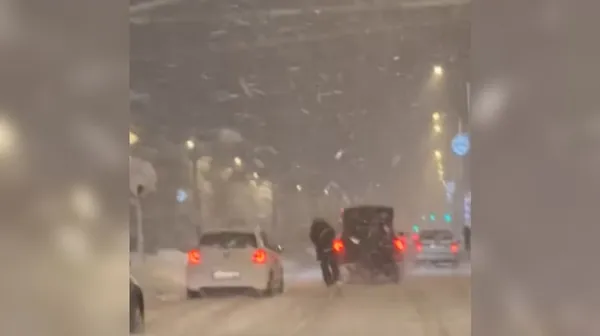 Nevaren podvig na zasneženi cesti: ljudje so začudeno opazovali dogajanje