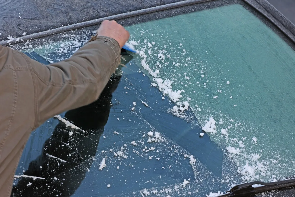 Zima brez zamrznjenih vetrobranskih stekel: preprost trik iz kuhinje