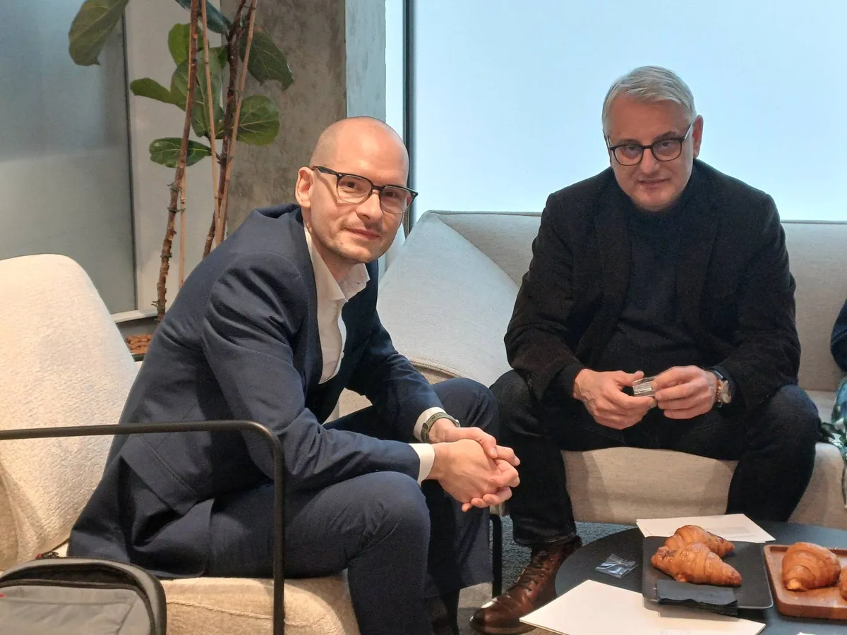 Dosedanji vodja poslancev Levice že na sedežu SD, sledi skupna tiskovna konferenca s Hanom