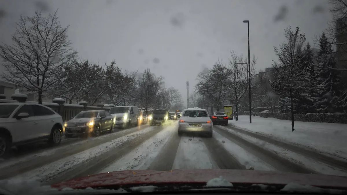 Sneg ohromil promet po državi, na cestah vlada kaos (FOTO & VIDEO)