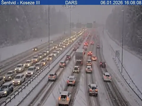 Na avtocestah po polžje: poglejte posnetke nadzornih kamer (FOTO)