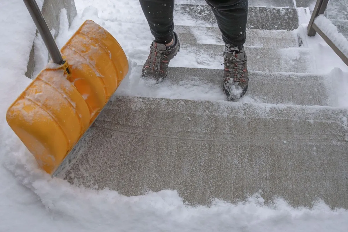 Preprosti trik, s katerim se boste v hipu znebili ledu s stopnic