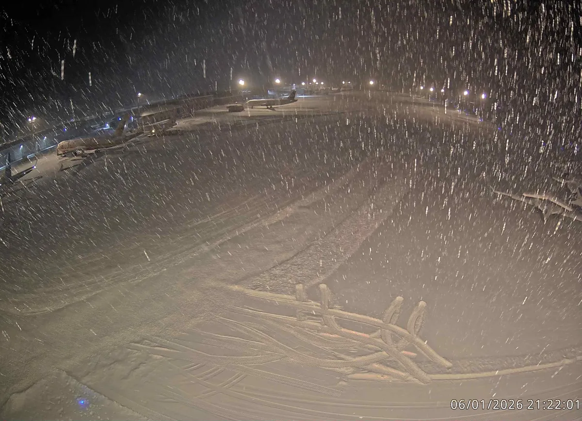 Po težavah zaradi zaledenelih stez letalski promet na Brniku spet stekel
