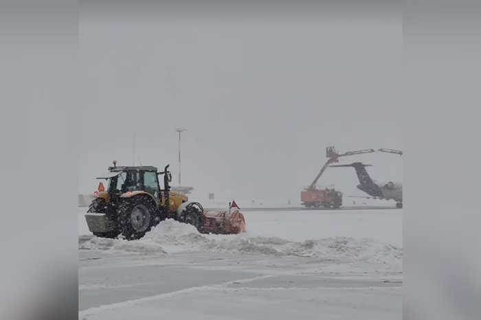 Zaradi poledenele steze na letališču Brnik odpovedali več letov