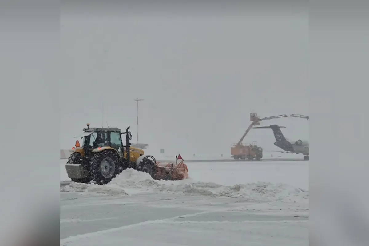 Letališče na Brniku zaprto, zaradi poledenele steze odpovedali več letov