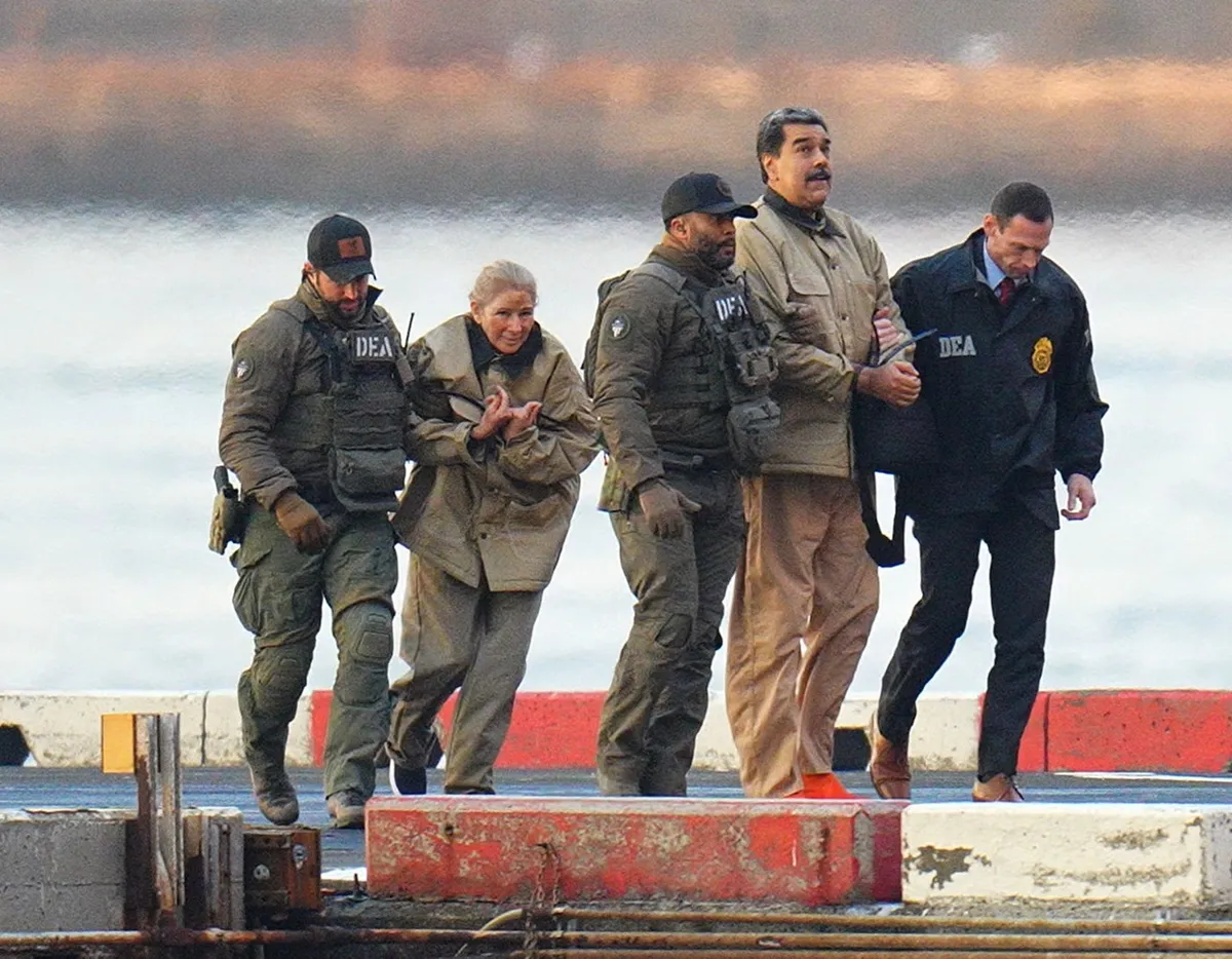 Poškodbe Madura in njegove žene: Američani trdijo, da sta med begom z glavama trčila v okvir vrat