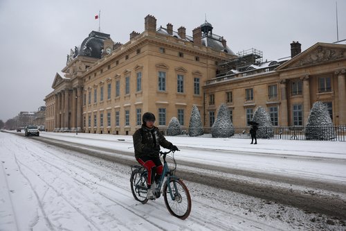 Zapadli sneg je povzročil težave na pariških cestah