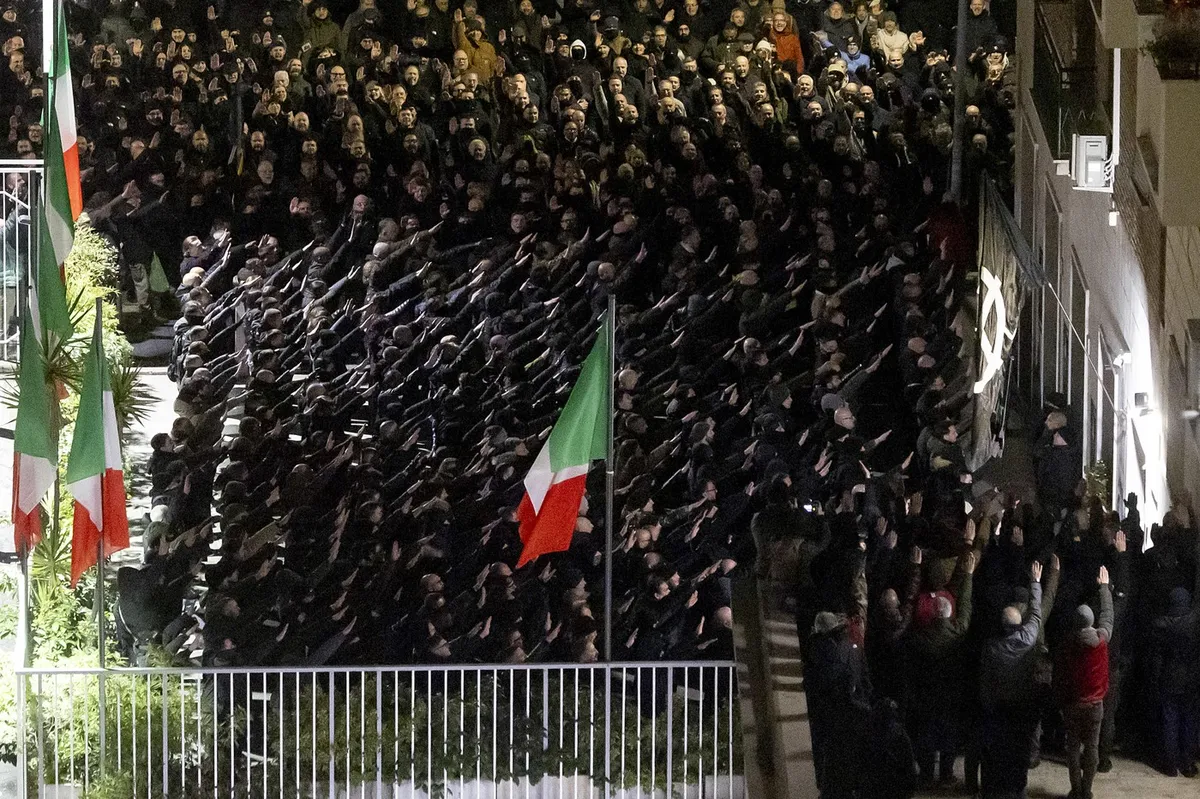 Na spominskem shodu neofašistov v Rimu znova iztegnjene desnice