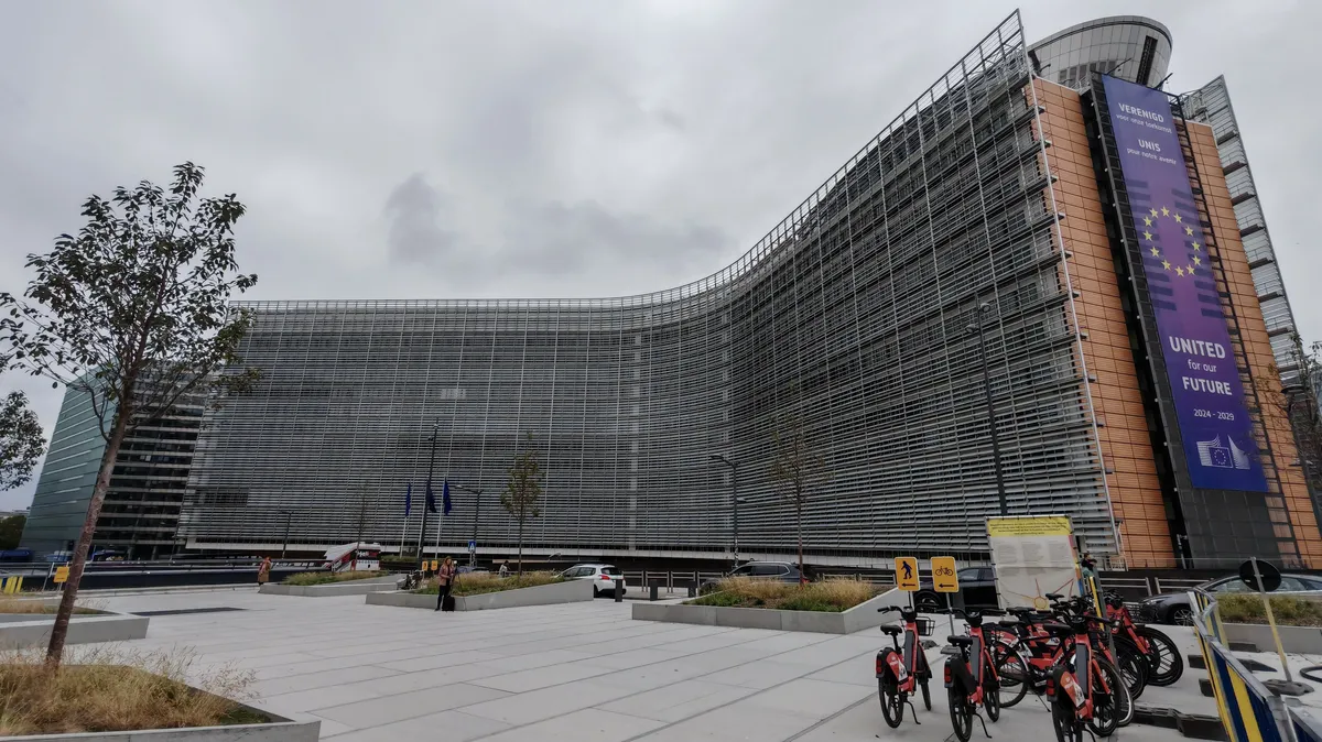 Evropska komisija ob objavi posnetkov pred volitvami v Sloveniji za zdaj brez komentarja