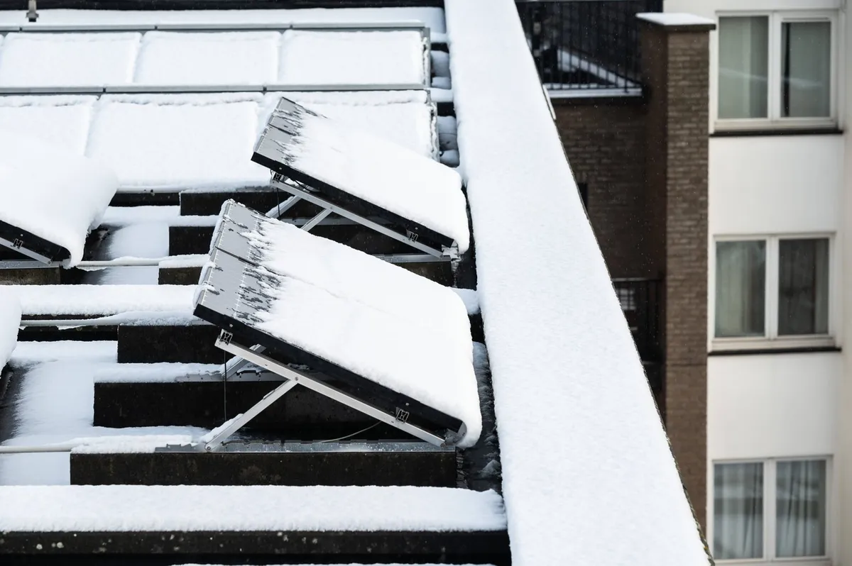 Zasneženi sončni paneli? Strokovnjaki opozarjajo, da jih ni vredno čistiti