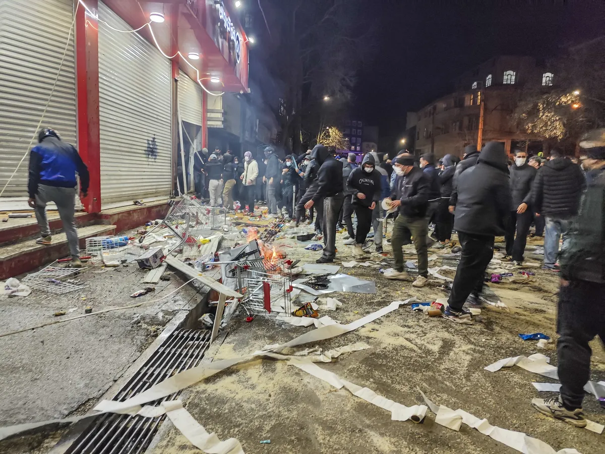 Siloviti protesti v Iranu dosegli vrhunec, oblasti ugasnile internet in telefonske povezave