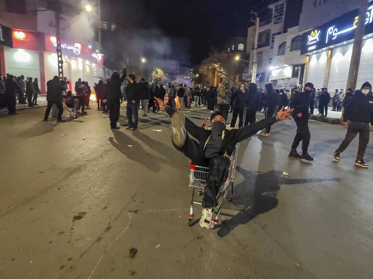 Trump ponovno zagrozil z napadom na Iran, v državi strah pred "masakrom nad protestniki"