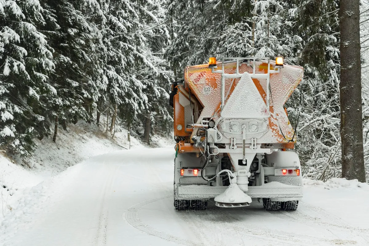 Švedska ima sijajno rešitev za čiščenje zasneženih cest, lahko je zgled vsem na svetu