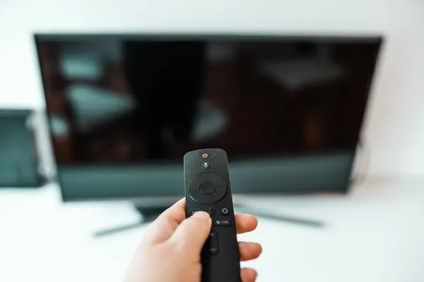 Kupil sumljivo poceni televizor, a na zaslonu se je pojavilo presenečenje