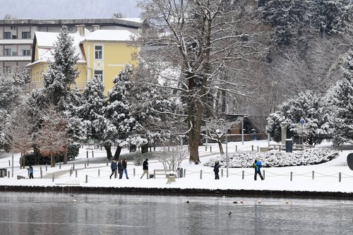 Blejsko jezero je zaradi mraza delno zamrznilo