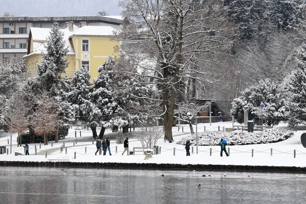 Naravna jezera kljub nizkim temperaturam še niso primerna za drsanje