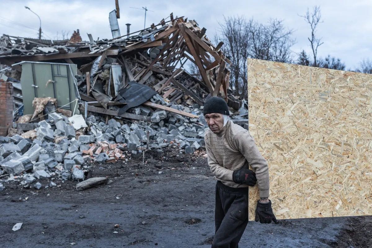 Več ranjenih v ruskih napadih, Ukrajinci zadeli naftno rafinerijo