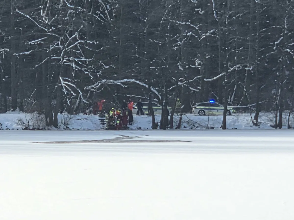 Reševanje na zaledenelem Koseškem bajerju: dve osebi padli v vodo (FOTO & VIDEO)