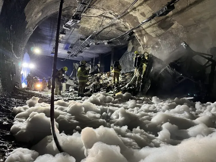 Avstrijski tunel pri Beljaku zaprt: zgorel je tovornjak, voznika so rešili gasilci (FOTO&VIDEO)