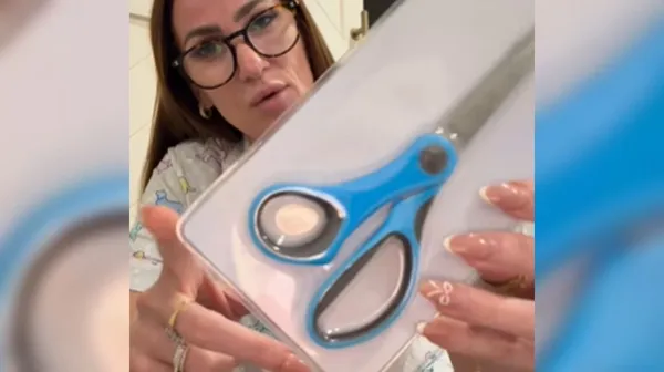 Delila genialen trik za odpiranje nadležnih plastičnih embalaž