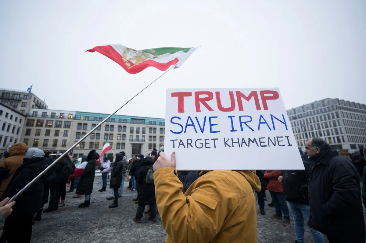 Izrael in arabske države naj bi Trumpu predlagali, da naj z napadom na Iran počaka