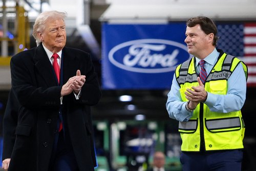 Donald Trump obiskal tovarno Ford v Detroitu