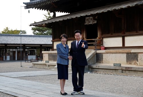 Sanae Takaiči in Li Dže Mjung