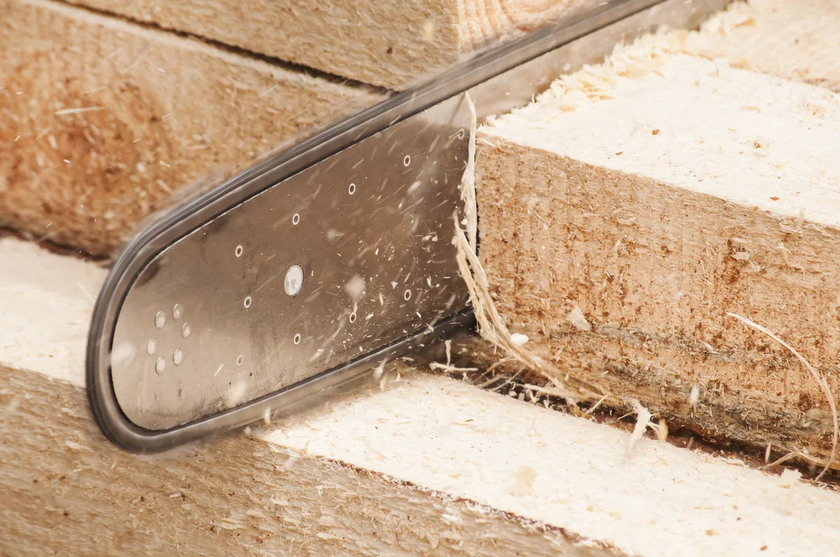 V torek na gradbišču ukradel motorno žago, v sredo jo je že vrnil nazaj