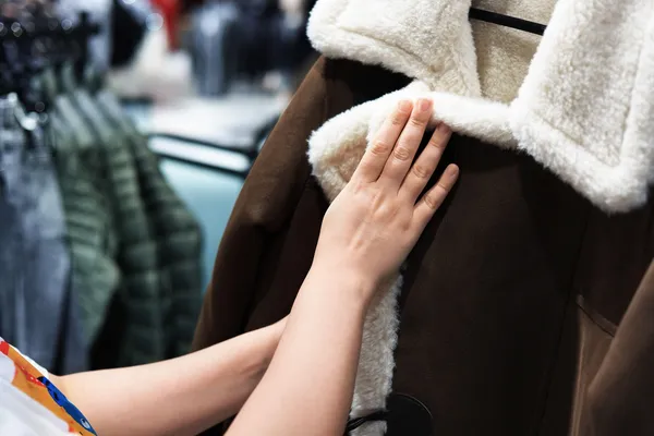 Kako izbrati pravi zimski plašč ali bundo