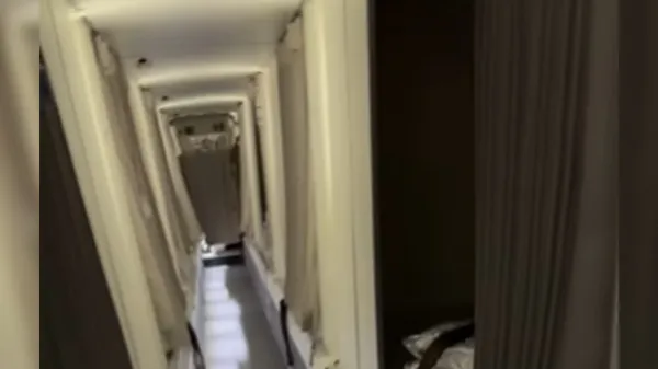 Stevard pokazal skrivni del letala in sprožil številne odzive