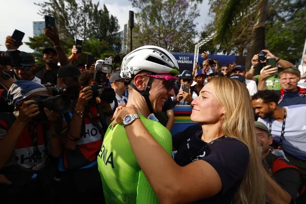 Tadej Pogačar objavil fotografije z zaročenko: "Ne povej vsem"