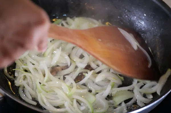 Kuharji med praženjem čebule dodajo dve sestavini: poskrbita za pravo čarovnijo