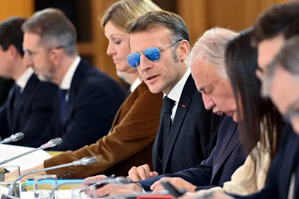 Zakaj je francoski predsednik na srečanje prišel s sončnimi očali