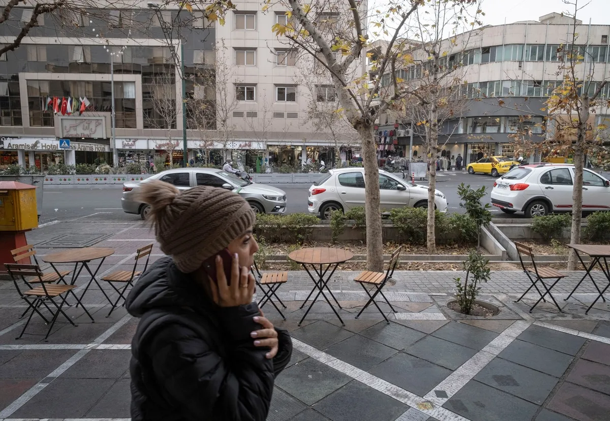 Iranci lahko spet pošiljajo SMS-sporočila, dostop do interneta še vedno onemogočen