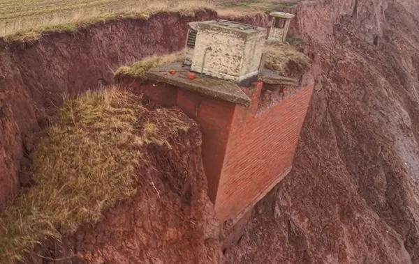 Jedrski bunker samo še "nekaj dni" oddaljen od padca v morje
