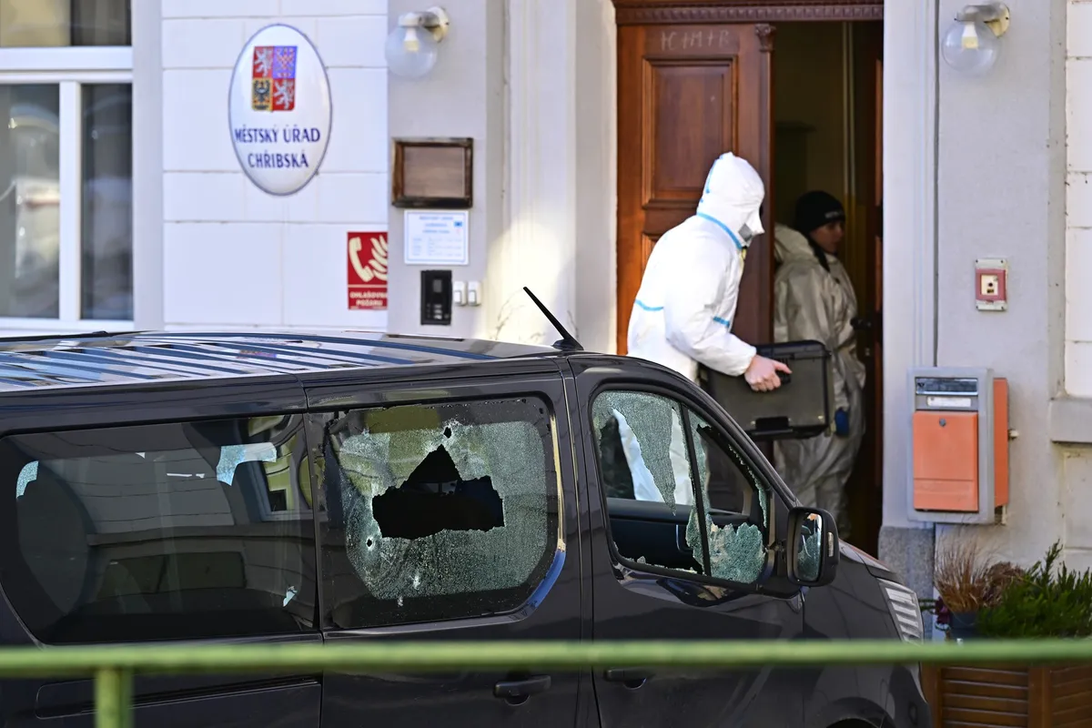 V mestni hiši na severu Češke odjeknili streli: dva mrtva, šest ranjenih