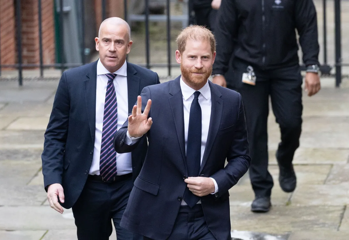 Princ Harry prišel na sodišče, začelo se je sojenje proti tabloidu Daily Mail