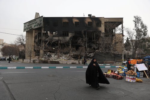 Ožgana stavba davčne uprave po protestih v Tehranu