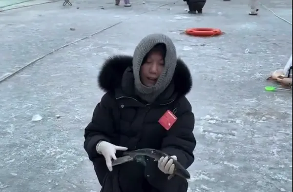 Želela je pozirati z ulovom, a trenutek nepazljivosti jo je drago stal