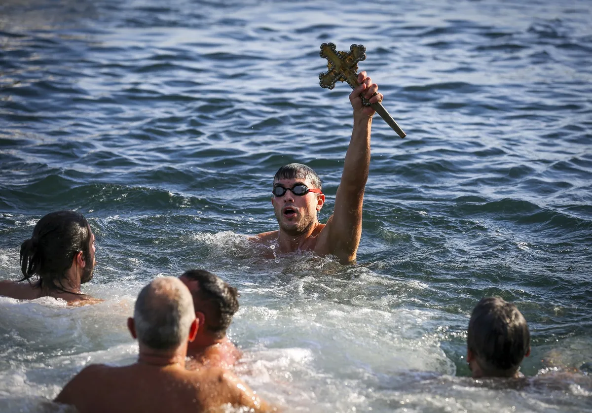 Plavanje za častni križ se je v Srbiji sprevrglo v popolno polomijo