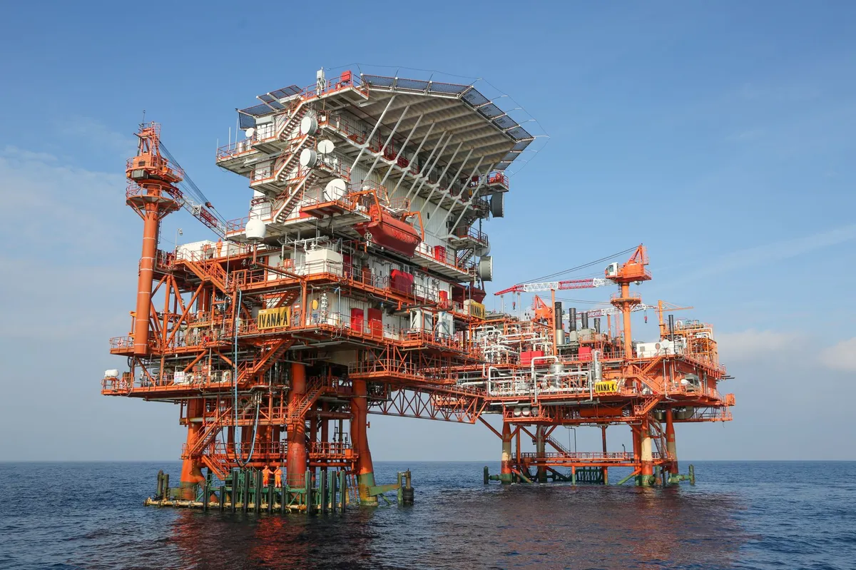 Trije Slovenci več ur tavali po severnem Jadranu in se nato zatekli na ploščad Ine