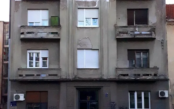 Neverjeten prizor, ko sosedje ne najdejo skupnega jezika (FOTO)