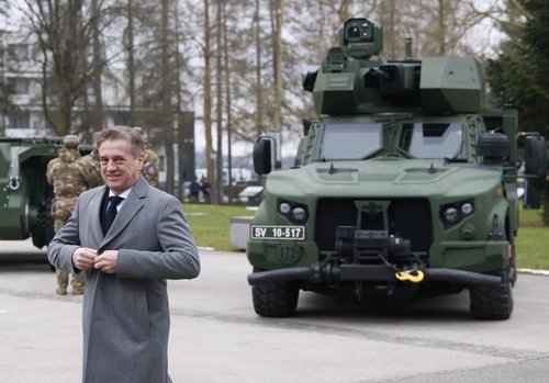 Robert Golob pred lahkim kolesnim oklepnim vozilom Oshkosh