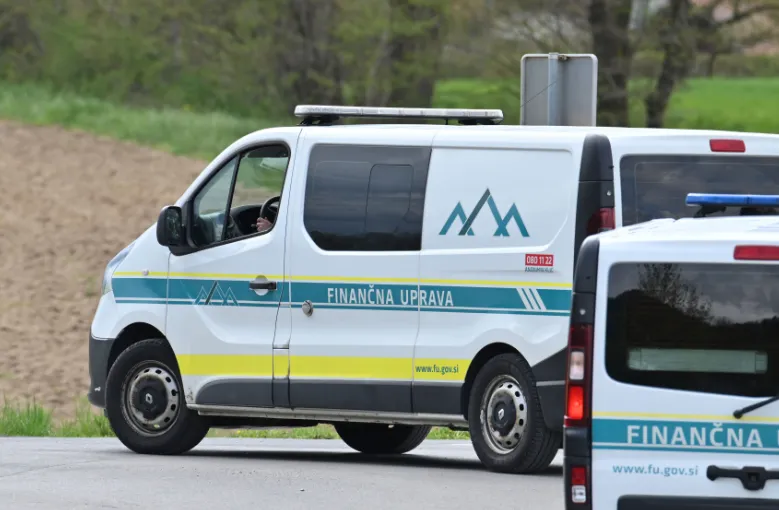 Zaplet po uveljavitvi Šutarjevega zakona, Furs nekaterim dolžnikom zasegel denarno pomoč