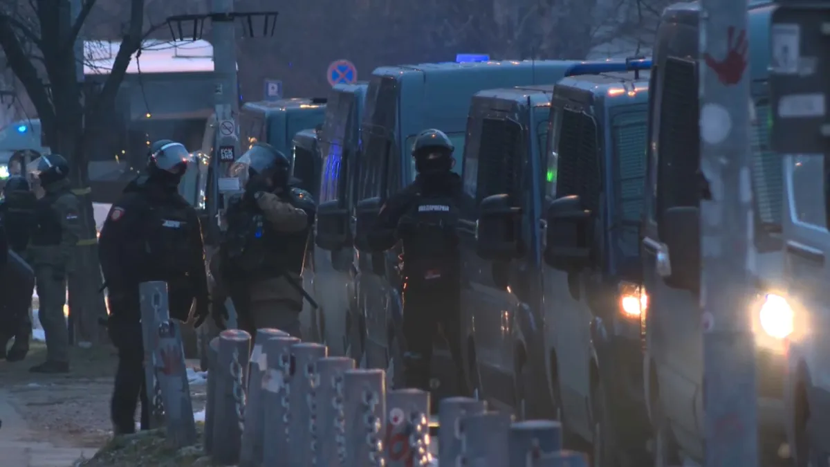 Več sto policistov na silo odstranilo protestnike iz novosadske fakultete