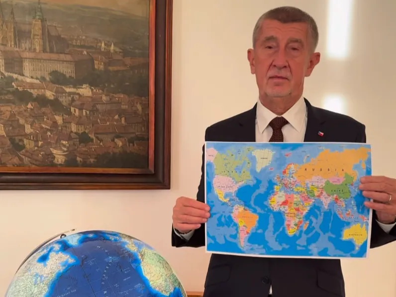 Češki premier Babiš zaradi Grenlandije kupil drag globus in postal tarča posmeha