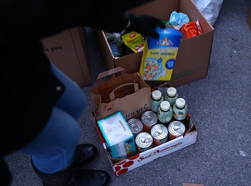 Slovenija Ljubljana 28.02.2022 28. februar 2022Ljudje zbirajo humanitarno pomoč za Ukrajino, družba , Ukrajina dogodek družba ljudje Ukrajinsko ruska krizaFoto:Borut Živulovič/Bobo