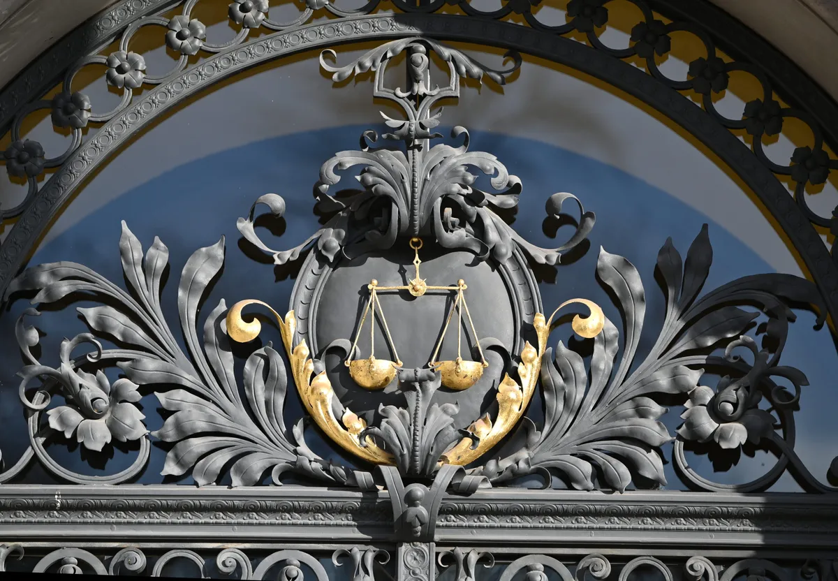 72-letniku, ki je na taboru otipaval mladoletnice, pogojna zaporna kazen