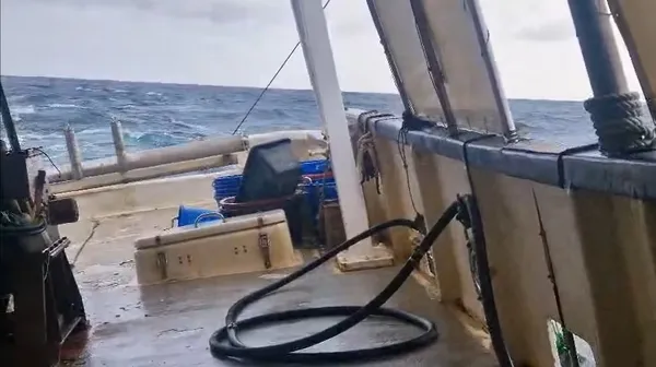 Ribiči na Jadranu posneli dramatičen trenutek, ko se je ladja ujela v "mrtvo morje"