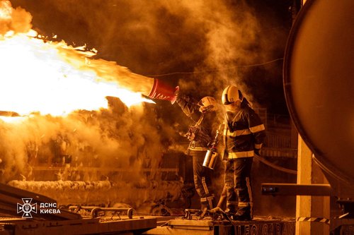 Ukrajinski gasilci gasijo požar po ruskem napadu na Kijev